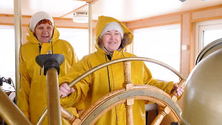 여자 행복 바다 여행 포즈 컨셉 요트 교통시설 휴가 항해 미소 성인 두명 장비 운전 잡기 업무 바퀴 보트 크루즈 핸들 함선 선원 승객 네비게이션 되감기 제어 항해사 MOV 해외동영상 클립영상 직업 감정 교통 배_교통 모션 표정 사람 작업 시설 동영상 파일형식