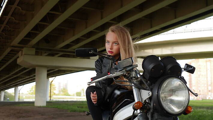 모델 응시 옷 여자 포즈 백그라운드 자동차 거리 한명 사람 앉기 풍경 빨간색 청춘 금발 유행 검은색 재킷 오토바이 수확 레이싱 도시 승차 주차 가죽 아래 입술 속도 그런지 라이더 바이크레이서 옛날 펑크 스타일 MOV 해외동영상 클립영상 1 헤어스타일 시선 육상교통 컬러 컨셉 농업 모션 시합 신체부위 바이크 외투 방향 위치 동영상 파일형식