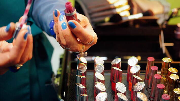 손 응시 여자 얼굴 컬러 백그라운드 실내 장식 빛 반짝임 세트 컬러풀 화장 뷰티 유행 상점 화장품 립스틱 화려 팔레트 변화 우아함 어플리케이션 상품 입술 오브젝트 예술가 립글로스 광택 스타일 4K MOV 해외동영상 클립영상 시선 컨셉 모션 사람 내부 신체부위 동영상 파일형식