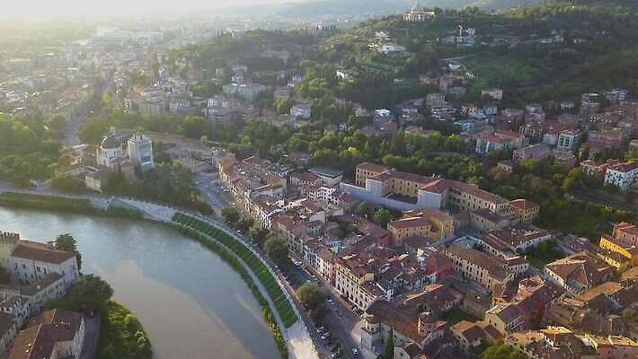 유럽 문화 벽 여행 건축양식 지붕 주택 안테나 파노라마 풍경 사람없음 건물 물 여름 강 도시풍경 성당 교회 탑 이탈리아 골동품 바위 도시 센터 중세 역사 옥상 타운 드론 랜드마크 로마인 베로나 보호구역 옛날 4K MOV 해외동영상 클립영상 자연요소 건축물 계절 건축 나라 통신 종교건축 촬영기법 인종 돌_바위 동영상 구역 파일형식