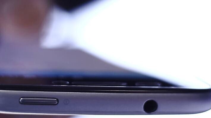 직업 손 남자 문화 음악 통신 손가락 탁자 모바일 기술 사람 사람없음 야외 핸드폰 글로벌 디지털 스크린 공백 장비 터치 흰색 잡기 닫기 미끄러짐 연결 플라스틱 무선전화기 전화기 스마트 전자 블루투스 고립 깨짐 아이폰 MOV 해외동영상 클립영상 컬러 가구 컨셉 모션 재질 문화예술 신체부위 전자제품 스마트폰 동영상 파일형식