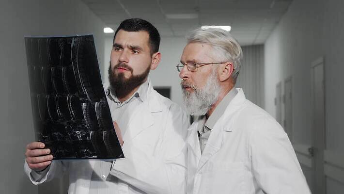 직업 남자 유니폼 엑스레이 건강 병원 대화 사람 두명 스터디 약 시험 환자 간호사 의사 업무 실험실 질병 토론 과학자 동료 직원 암 외과 혁명 돌봄 방사선 종양 4K MOV 해외동영상 클립영상 옷 교육 과학 컨셉 의학 관계 모션 실험 말하기 학습 의료진 작업 동영상 학자 파일형식