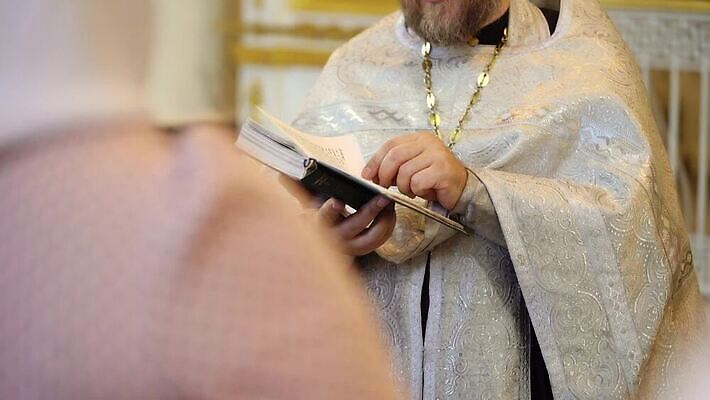 전통 기독교 종교 결혼 십자가 실내 사람없음 내부 책 독서 성당 교회 믿음 성경 기도 축하 예수 축복 성직자 러시아 신성 덩어리 러시아인 복음 성찬식 성체 세례 장례식 제단 MOV 해외동영상 클립영상 서양인 감정 유럽 컨셉 종교용품 종교건축 이벤트 건물 신_종교 동영상 파일형식