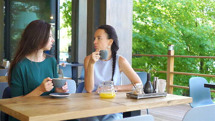 라이프스타일 여자 행복 커피 음료 컨셉 2 통신 관계 탁자 휴가 거리 함께함 대화 미소 웃음 사람 앉기 야외 두명 10대 컵 여름 우정 카페 추위 도시 뜨거움 우아함 차 귓속말 고객 타운 소문 채팅 4K MOV 해외동영상 클립영상 식기 계절 감정 가구 모션 청소년 표정 말하기 생활 친구 상점 동영상 파일형식