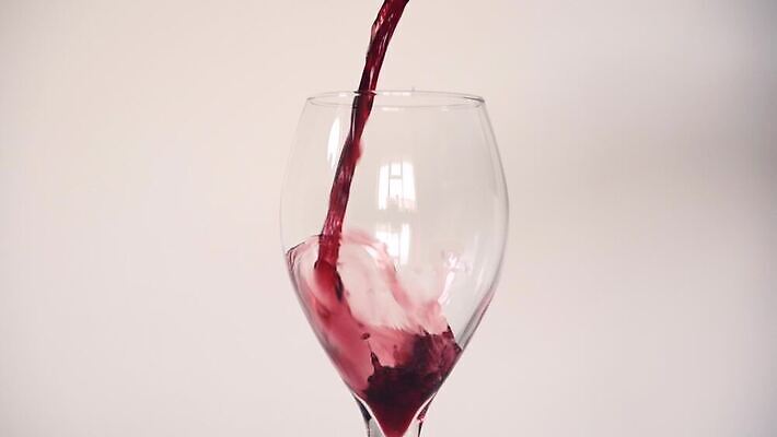 음료 백그라운드 모션 유리 포도 사람없음 빨간색 와인 소용돌이 흰색 알코올 붓기 닫기 큼 크리스탈 느림 프랑스어 메를로 평야 4K MOV 해외동영상 클립영상 문자 컬러 과일 자연 재질 주류 회오리 크기 광석 동영상 파일형식