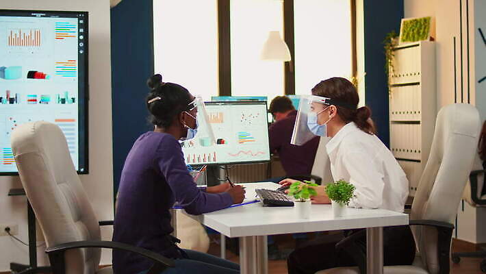 직업 회사 비즈니스 사업가 통계 그래프 협력 설계 직장 건강 가면 마스크 안전 사람없음 금융 컴퓨터 사무실 알약 약 검은색 타이핑 기록 작업 그룹 바이러스 보호 계획 토론 종업원 분석 동료 경영자 예방 문서 다민족 코로나바이러스 뉴노멀 4K MOV 해외동영상 클립영상 컬러 컨셉 의학 관계 경제 전자제품 리더 동영상 파일형식