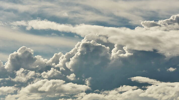 구름 컬러 백그라운드 자연 하늘 날씨 풍경 사람없음 야외 가로 여름 파란색 빛 햇빛 태양 우주 환경 흰색 전원 분위기 장면 천국 솜털 스카이라인 내추럴 오존 적란운 천창 유일 타임랩스 MOV 해외동영상 클립영상 자연요소 계절 컨셉 촬영기법 전기에너지 생태계 동영상 파일형식 구름_자연