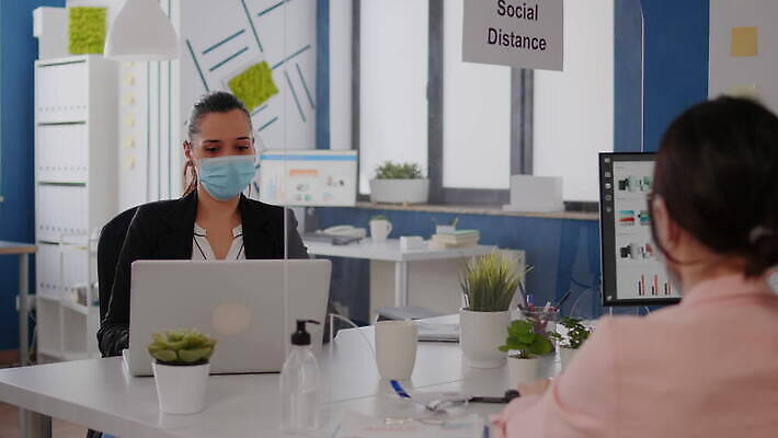 백인 직업 라이프스타일 여자 얼굴 비즈니스 노동자 직장 건강 가면 마스크 안전 사람 노트북 컴퓨터 사무실 업무 작업 비즈니스맨 비즈니스우먼 바이러스 보호 동료 예방 감염 방패 전염병 코로나바이러스 사회적거리두기 뉴노멀 4K MOV 해외동영상 클립영상 서양인 남자 캠페인 컨셉 회사 관계 생활 신체부위 경제 전자제품 직장인 질병 동영상 파일형식