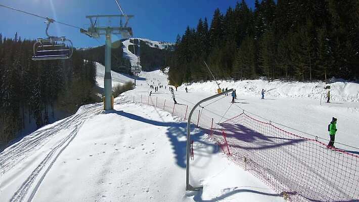 나무 계절 스포츠 겨울 의자 교통시설 자국 자연 하늘 바람 스키 산 안테나 풍경 경사 사람없음 햇빛 태양 여행객 광선 소나무 숲 엘리베이터 언덕 휴양지 알프스 리프트 스키선수 스노우보더 불가리아 절정 1인칭시점 4K 반스코 MP4 해외동영상 클립영상 자연요소 식물 시선 유럽 가구 교통 통신 날씨 겨울스포츠 운동선수 사람 장소 시설 생태계 동영상 파일형식 남유럽