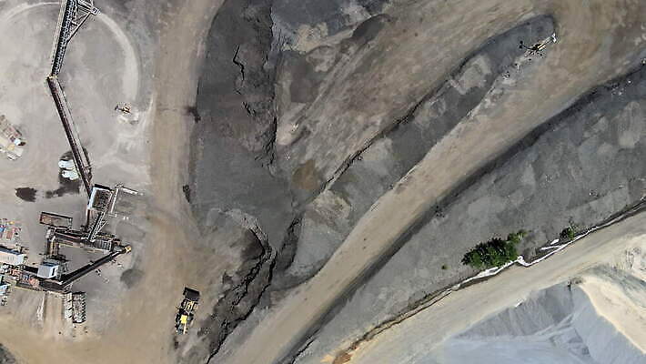 산업 도로 모래 공장 교통시설 사람없음 야외 건물 환경 기계 장비 건설현장 바위 업무 제조 컨테이너 아스팔트 굴착기 천 언덕 시멘트 수납 섞기 콘크리트 4K MOV 해외동영상 클립영상 건축물 길 교통 공업 건설업 돌_바위 직물 작업 중장비 시설 동영상 파일형식