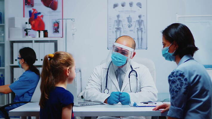 직업 딸 얼굴 어린이 청진기 엄마 엑스레이 건강 병원 대화 가면 설명 앉기 치료 사무실 약 환자 의사 수비 바이러스 확인 컨설턴트 약속 방문 보여주기 깨짐 돌봄 소아과의사 코로나바이러스 4K MOV 해외동영상 클립영상 컨셉 비즈니스 의학 가족 의료기기 모션 말하기 사람 신체부위 의료진 전문직 상담 동영상 파일형식