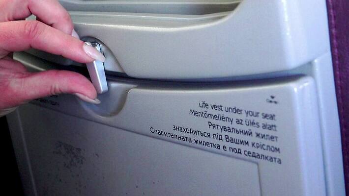 1 음식 여행 백그라운드 컨셉 의자 교통시설 탁자 비행기 쟁반 실내 경고 사람없음 내부 라벨 검은색 공백 흰색 오픈 닫기 플라스틱 오브젝트 항공 상업 대패 잠금해제 4K HD MP4 해외동영상 클립영상 컬러 가구 교통 항공교통 모션 재질 대중교통 프레임 시설 동영상 파일형식