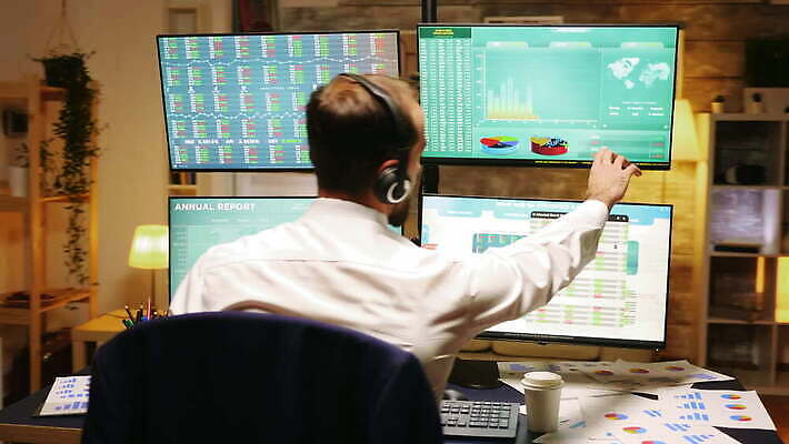 직업 남자 돈 회사 비즈니스 그래프 주택 한명 성인 금융 경제 컴퓨터 사무실 스크린 모니터 헤드폰 정보 가을 업무 작업 비즈니스맨 시장 주식 위험 가격 충돌 하락 상인 중개인 투자 상업 보험 빚 위기 재앙 적자 성인남자한명만 4K MOV 해외동영상 클립영상 1 계절 음향기기 컨셉 사람 건물 전자제품 직장인 재산 동영상 남자한명만 성인남자만 파일형식