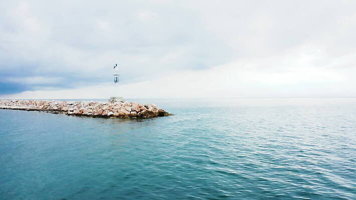 바다 여행 요트 낚시 등대 안테나 풍경 사람없음 물 파란색 컬러풀 항구 산책로 만 보트 역사 재산 숲 땅 그림 포트 타운 동쪽 나루 드론 옛날 4K MOV 해외동영상 클립영상 자연요소 길 컬러 배_교통 통신 교통시설 레저 금융 도시 방향 동영상 파일형식