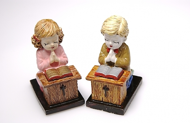 포토 JPG 스튜디오촬영 기독교 종교 인형 백그라운드 소년 사람없음 장식 천주교 두개 기도 국내포토 남자 어린이 2 실내 파일형식