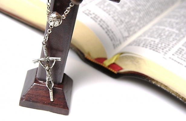 포토 JPG 스튜디오촬영 기독교 종교 백그라운드 십자가 종교용품 기독교용품 사람없음 성경 천주교 묵주 로자리오 국내포토 실내 파일형식