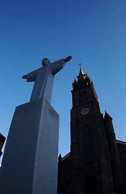포토 JPG 주간 건축 기독교 종교 조각 백그라운드 종교건축 형상 미술 사람없음 야외 동상 조각상 성당 교회 천주교 작품 고딕 십자가모양 외부장식 조각_조소 국내포토 자연요소 모양 십자가 문화예술 건물 장식 조형물 기념물 조소 파일형식