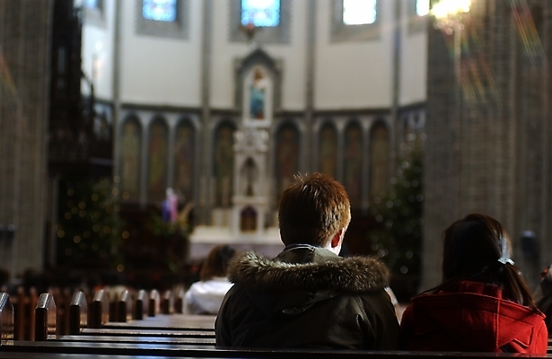 포토 JPG 커플 여자 남자 건축 기독교 종교 백그라운드 종교건축 실내 사람 두명 뒷모습 성당 교회 천주교 기도 국내포토 뷰포인트 관계 내부 건물 파일형식