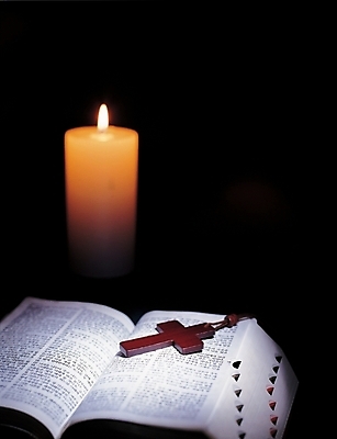 포토 JPG 기독교 종교 백그라운드 십자가 초 촛불 종교용품 기독교용품 사람없음 빛 성경 천주교 묵주 로자리오 국내포토 파일형식