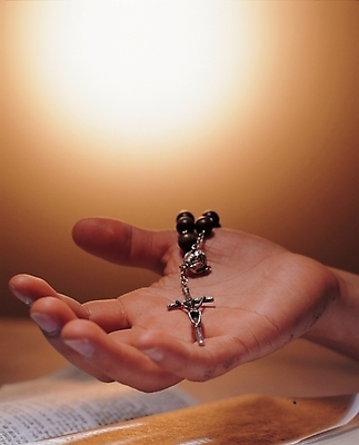 포토 JPG 손 기독교 종교 백그라운드 종교용품 기독교용품 신체부위 성경 천주교 묵주 로자리오 국내포토 사람 파일형식