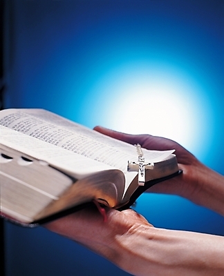 포토 JPG 손 기독교 종교 백그라운드 십자가 종교용품 기독교용품 신체부위 성경 천주교 묵주 국내포토 사람 파일형식