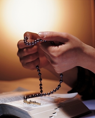 포토 JPG 손 기독교 종교 백그라운드 십자가 종교용품 기독교용품 신체부위 성경 천주교 묵주 로자리오 국내포토 사람 파일형식