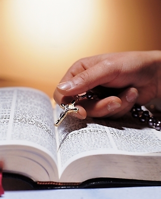 포토 JPG 손 기독교 종교 백그라운드 십자가 종교용품 기독교용품 신체부위 성경 천주교 묵주 로자리오 국내포토 사람 파일형식