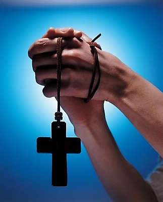 포토 JPG 손 기독교 종교 백그라운드 십자가 종교용품 신체부위 천주교 기도 천주교용품 묵주 로자리오 십자가목걸이 국내포토 목걸이 사람 파일형식