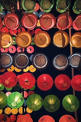 포토 JPG 한국전통 전통 종교 로우앵글 백그라운드 불교 종교용품 근접촬영 사람없음 야외 여러개 부처님오신날 야간 불교용품 연등 연등행사 국내포토 자연요소 기념일 뷰포인트 다수 한국 이벤트 등불 파일형식