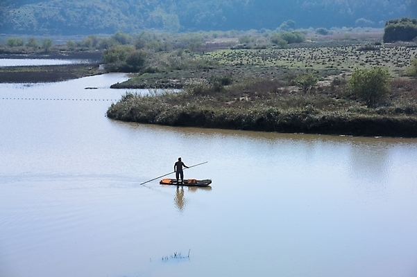 포토 JPG 주간 백그라운드 자연 산 한명 사람 풍경 초원 야외 강 하이앵글 강가 뱃사공 선박 국내포토 자연요소 1 뷰포인트 수상교통 생태계 파일형식