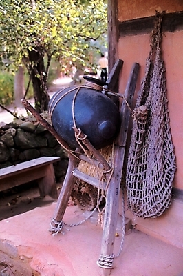 포토 JPG 주간 나무 식물 산업 농업 의자 사람없음 야외 한개 항아리 운반 농기구 오브젝트 지게 전통생활용품 국내포토 자연요소 1 가구 도자기 전통용품 파일형식