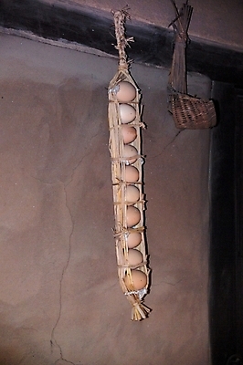 포토 JPG 음식 식재료 사람없음 야외 계란 알 다발 전통방식 국내포토 전통 파일형식