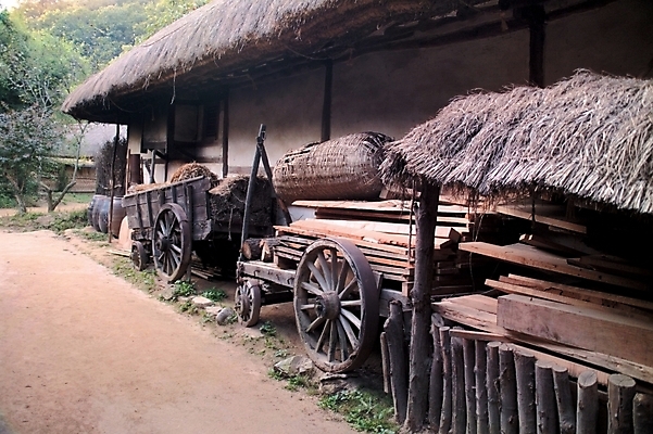 포토 JPG 주간 한국문화 한국전통 시설물 건축물 건축 백그라운드 고건축 한국건축 한국 초가집 사람없음 야외 동양건축 뒤뜰 뒷마당 국내포토 자연요소 동양문화 전통 아시아 한옥 파일형식 동양