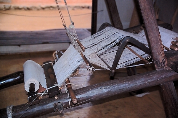 포토 JPG 생활용품 실내 근접촬영 사람없음 기계 직물 실 삼베 오브젝트 베틀 전통생활용품 국내포토 뷰포인트 내부 농기구 전통용품 파일형식 천_직물