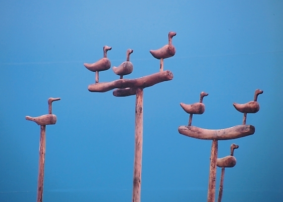 포토 JPG 주간 조각 종교용품 조류 오리 근접촬영 사람없음 야외 조각상 여러개 작품 무속신앙용품 예술품 솟대 조각_조소 국내포토 자연요소 동물 종교 뷰포인트 다수 미술 조형물 무속 조소 파일형식