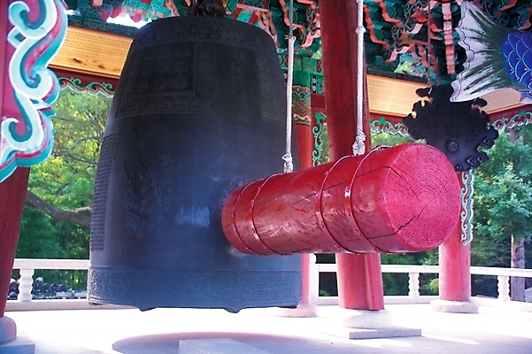 포토 JPG 주간 나무 식물 한국전통 전통 종교 백그라운드 불교 유물 사람없음 야외 종 범종 보신각종 타종 국내포토 자연요소 한국 파일형식