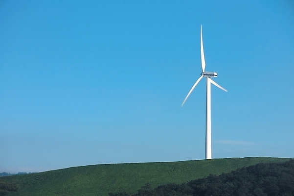 포토 JPG 시설물 현대건축 건축 자연 하늘 풍경 사람없음 풍차 에너지 풍력에너지 언덕 풍력발전소 윈드터빈 국내포토 건축물 발전기 발전소 그린에너지 생태계 파일형식