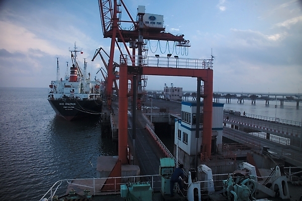 포토 JPG 주간 구름 시설물 공공시설 현대건축 건축 산업 바다 수상교통 하늘 풍경 사람없음 야외 항구 무역 중공업 선박 국내포토 자연요소 건축물 교통수단 교통시설 시설 파일형식