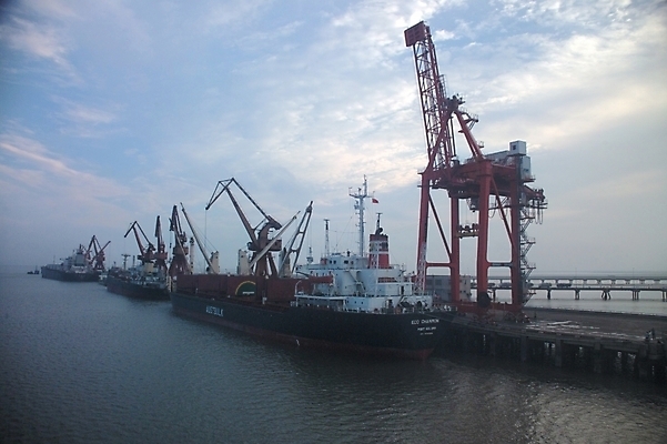 포토 JPG 주간 산업 수상교통 건설업 사람없음 야외 항구 기계 장비 중장비 중공업 선박 국내포토 자연요소 교통수단 교통시설 산업장비 파일형식