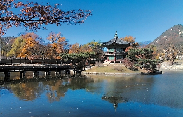 포토 JPG 주간 나무 식물 한국문화 한국전통 공원 건축 호수 백그라운드 고건축 한국건축 교통시설 자연 단풍나무 한국 여러그루 풍경 사람없음 야외 정원 동양건축 궁전 문화재 연못 도시 경복궁 향원정 가교 국내포토 자연요소 동양문화 전통 건축물 공공시설 아시아 다수 교통 단풍 시설 생태계 누각 파일형식 동양