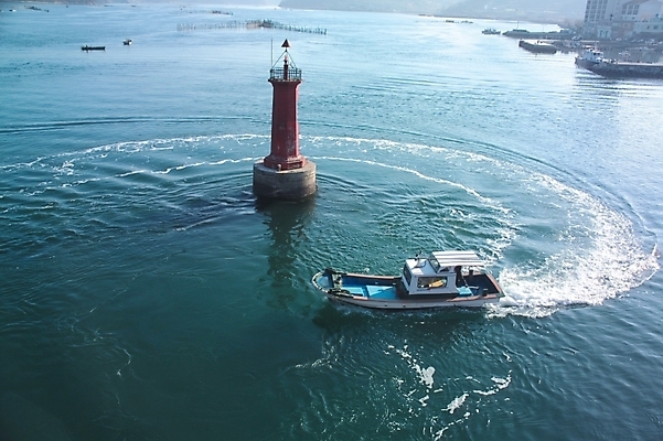 포토 JPG 주간 시설물 현대건축 건축 산업 바다 자연 등대 어업 풍경 사람없음 야외 어선 물보라 조각배 통통배 국내포토 자연요소 건축물 배_교통 물 생태계 파일형식