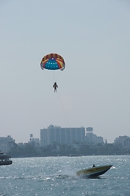 포토 JPG 주간 건축 스포츠용품 스포츠 교통 수상교통 자연 하늘 레저 사람 풍경 빌딩 야외 두명 레포츠 강 보트 패러글라이딩 패러세일링 선박 상업시설 국내포토 자연요소 교통수단 배_교통 건물 오브젝트 시설 생태계 상업 파일형식