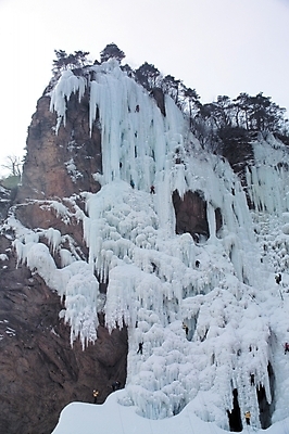 포토 JPG 주간 스포츠 설경 겨울 자연 겨울스포츠 산 사람 풍경 여러명 야외 레포츠 등산 암벽 빙벽 빙벽등반 빙벽타기 국내포토 자연요소 계절 벽 다수 레저 트래킹 익스트림스포츠 생태계 파일형식