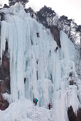 포토 JPG 주간 스포츠 겨울 자연 하늘 겨울스포츠 산 사람 풍경 여러명 야외 레포츠 얼음 등산 폭포 등산객 암벽등반 동우회 빙벽 빙벽등반 빙벽타기 산악회 국내포토 자연요소 계절 벽 다수 레저 트래킹 익스트림스포츠 생태계 파일형식