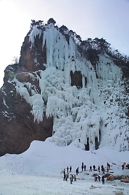 포토 JPG 주간 벽 스포츠 설경 겨울 자연 겨울스포츠 사람 풍경 여러명 야외 레포츠 하이앵글 등산 등산객 암벽등반 동우회 빙벽 빙벽등반 빙벽타기 산악회 국내포토 자연요소 계절 뷰포인트 다수 레저 트래킹 익스트림스포츠 생태계 파일형식