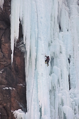 포토 JPG 주간 벽 스포츠 설경 겨울 자연 겨울스포츠 산 한명 사람 풍경 야외 레포츠 등산 등산객 암벽등반 동우회 빙벽 빙벽등반 빙벽타기 산악회 국내포토 자연요소 1 계절 레저 트래킹 익스트림스포츠 생태계 파일형식