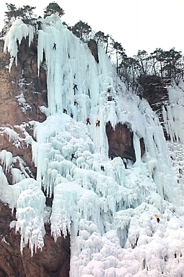 포토 JPG 주간 벽 스포츠 설경 겨울 자연 겨울스포츠 사람 풍경 여러명 야외 레포츠 등산 등산객 암벽등반 동우회 빙벽 빙벽등반 빙벽타기 산악회 국내포토 자연요소 계절 다수 레저 트래킹 익스트림스포츠 생태계 파일형식