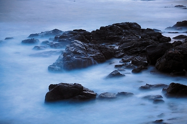포토 JPG 주간 바다 섬 배경화면 백그라운드 자연 풍경 사람없음 야외 돌_바위 바위 국내포토 자연요소 생태계 파일형식