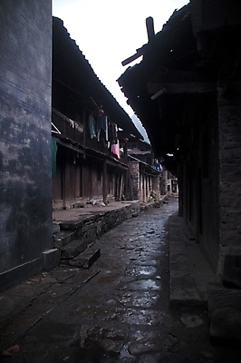 포토 JPG 주간 시설물 건축 외국문화 고건축 중국문화 풍경 사람없음 야외 농촌 시골 시골집 중국건축 앞마당 국내포토 자연요소 동양문화 건축물 문화 주택 중국 동양건축 파일형식