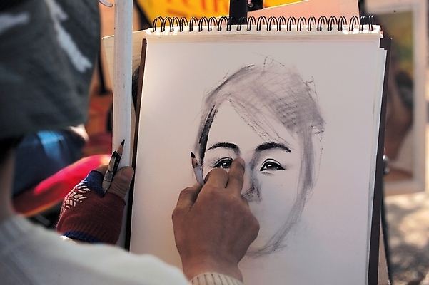 포토 JPG 직업 예술 실내 미술 한명 사람 그리기 스케치 작품 화가 초상화 국내포토 1 모션 문화예술 내부 그림 파일형식